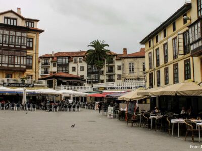 SENTADO EN LA PLAZA DEL CORRO